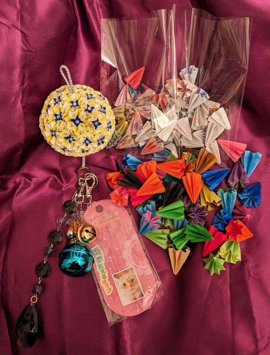 ①くす玉【黄色&紺色】手まり☆くす玉【大9cm/中7cm】2個キット☆フォトフレーム/鈴/雫型ビーズがカニカンフックで着脱可☆願掛け☆幸福拍卖