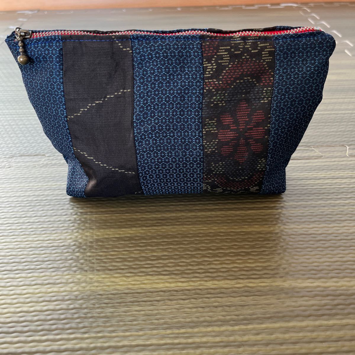 4-7新品 ハンドメイド 和柄 着物リメイク 和風レトロ柄昭和リメイクおしゃれポーチ 化粧ポーチ 小物入れ 紺×赤 パッチワーク拍卖
