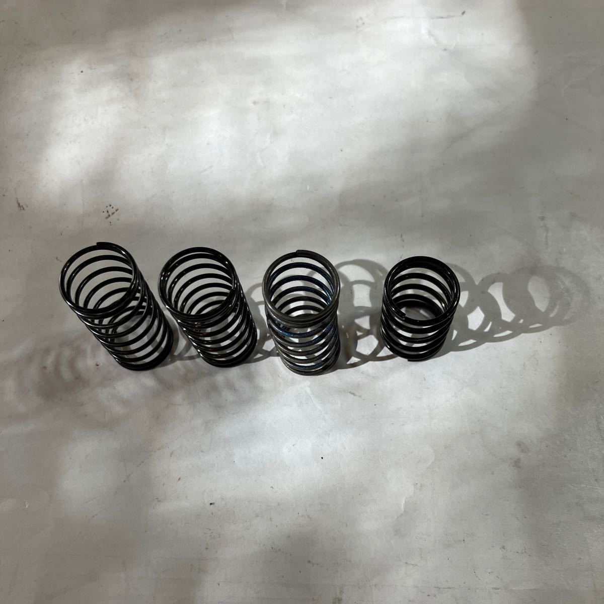 ラジコンカーパーツ ダンパー用 スプリング 黒 4つ 新品 美品 内径14MM 長さ27MMが1つ、39MMが3つ拍卖