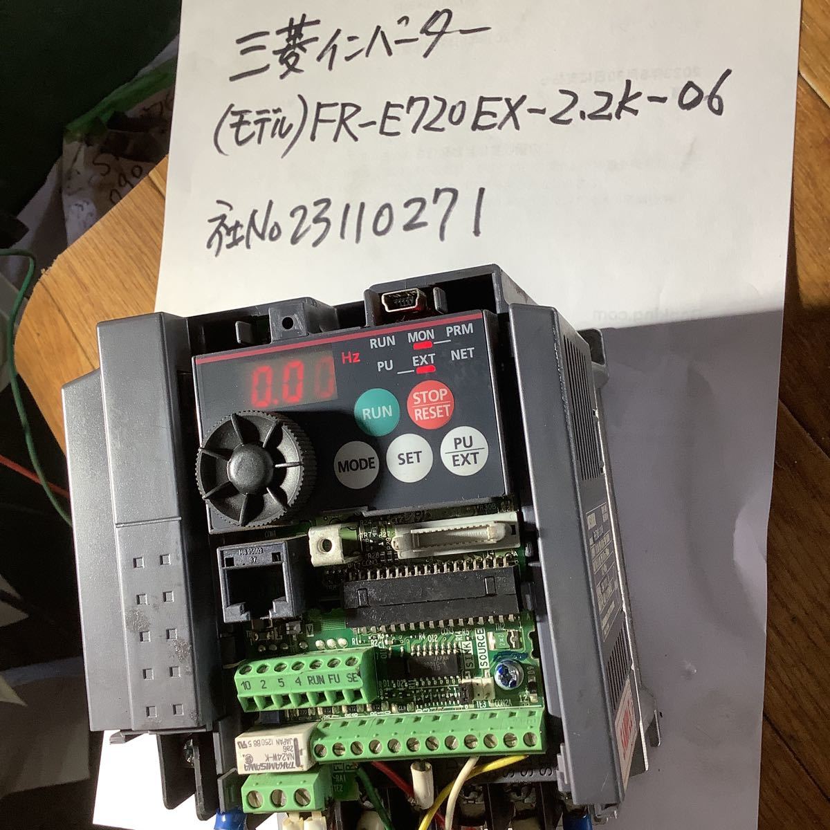 三菱 MITSUBISHI インバーター FRー E720 EXー2、2kー06 中古品一般的な通電までです。動作は未確認です。拍卖