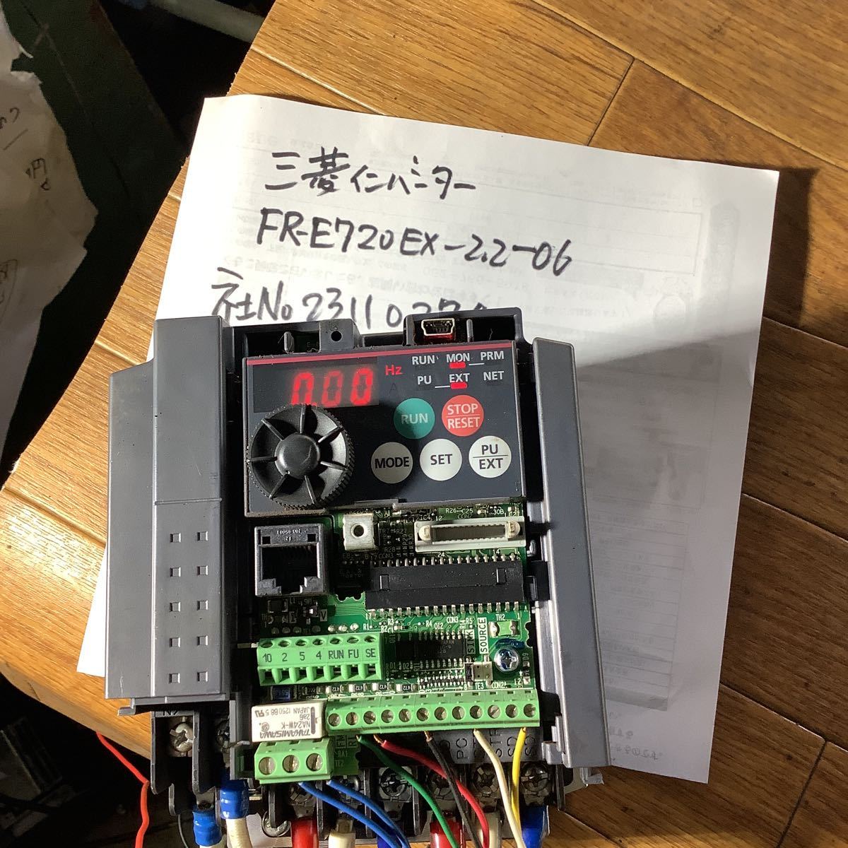 三菱 MITSUBISHI インバーター FRー E720 EXー2、2kー06 中古品一般的な通電までです。動作は未確認です 。拍卖