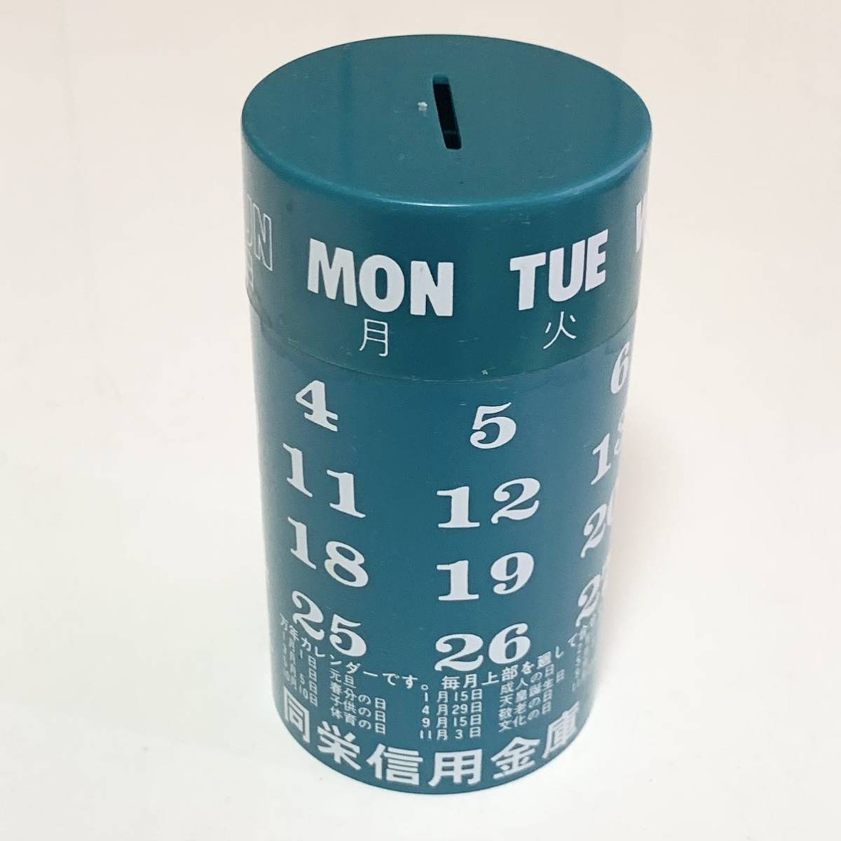 ☆匿名配送 貯金箱×万年カレンダー 同栄信用金庫 レア 希少 非売品 ノベルティー ららら貯金箱 当時物 年代物 企業物 ブルーグリーン拍卖