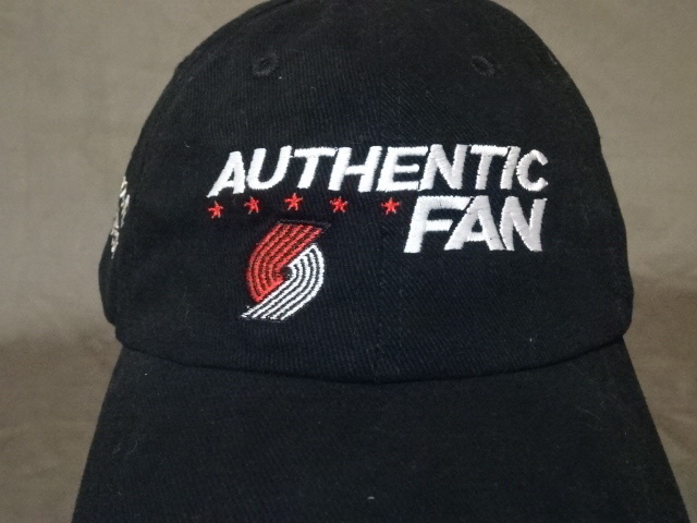 激レア USA購入 マニア必見!NBAバスケ【Portland TrailBlazers】ブレイザーズ本物のファン【AUTHETIC FAN】ロゴ刺繍入りキャップ 中古品拍卖