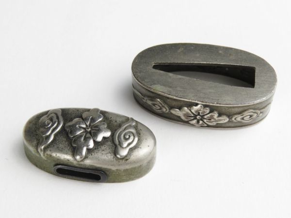 【5905】江戸~明治 オリジナル 刀装具(うぶ品) 銅製 家紋入り 縁頭(初品・買取品)拍卖