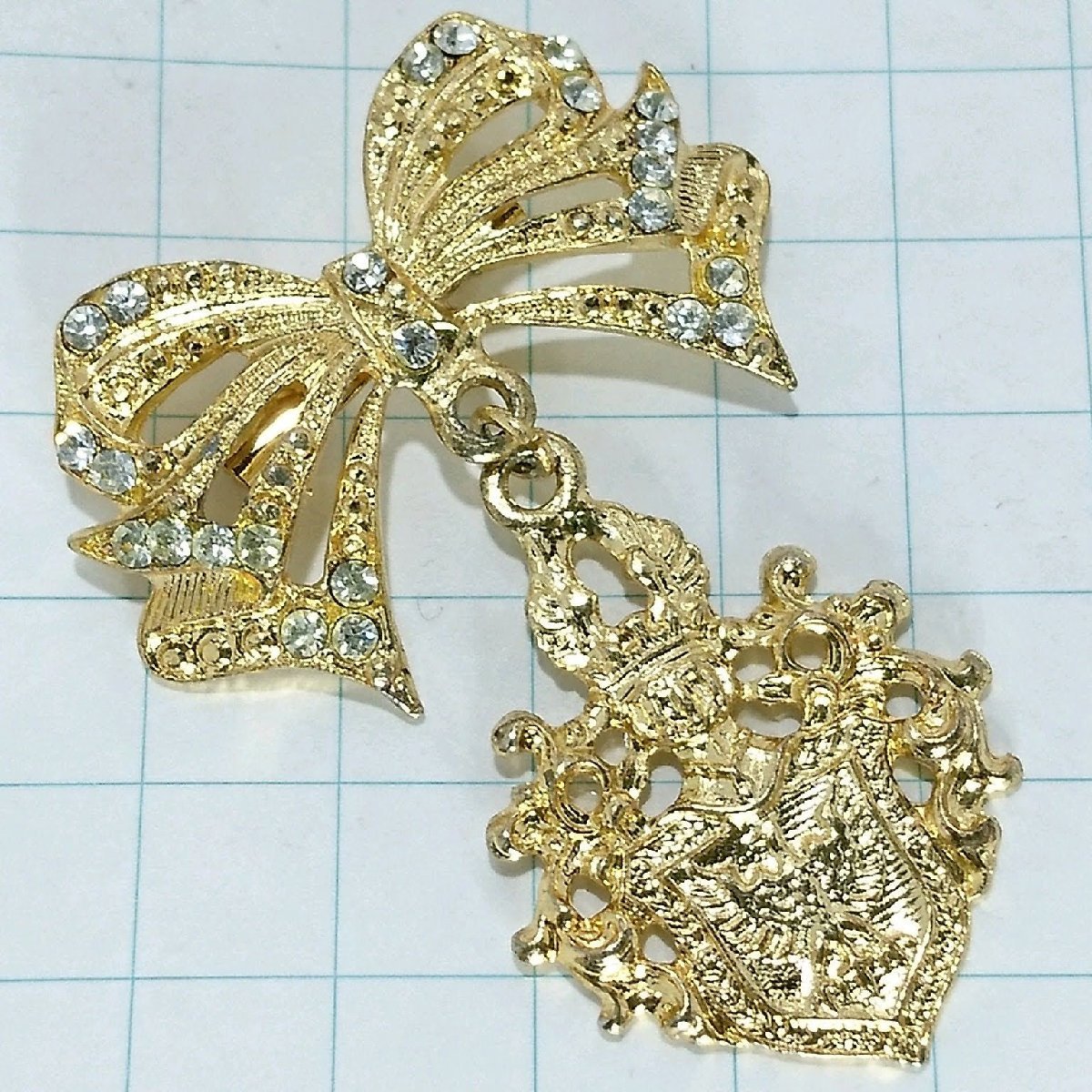 送料無料)ビンテージ☆リボン エンブレムデザイン☆アンティーク ブローチ A20457拍卖