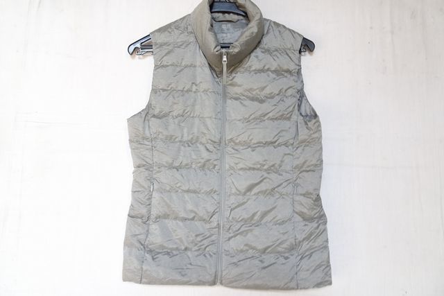 UNIQLO/ユニクロ/211-409111/ウルトラライトダウンベスト/軽い/スタンドカラー/前ジップアップ/ポケッタブル/グレー/Sサイズ(11/2R)拍卖