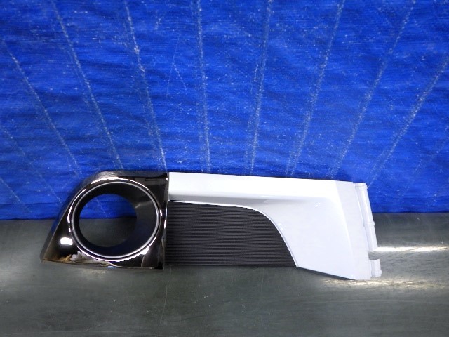 K122 エスクァイア ZRR80G ZWR80G 前期 右フォグカバー 52127-28470 52030-28070 良品拍卖