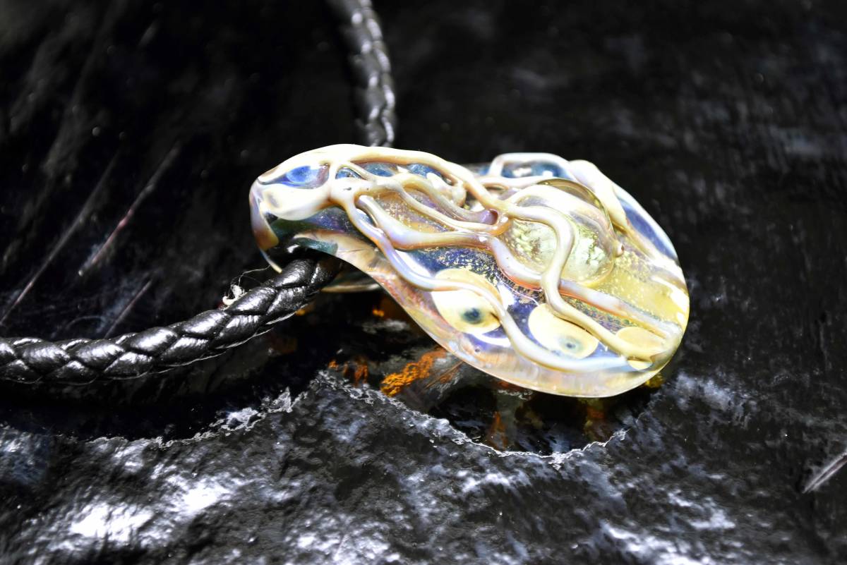 ガラス工芸家の創作した一点物のガラスのアクセサリー。トンボ玉 (Y2530-476 ) glass accessory BEADS 蜻蛉玉 ペンダントトップ拍卖