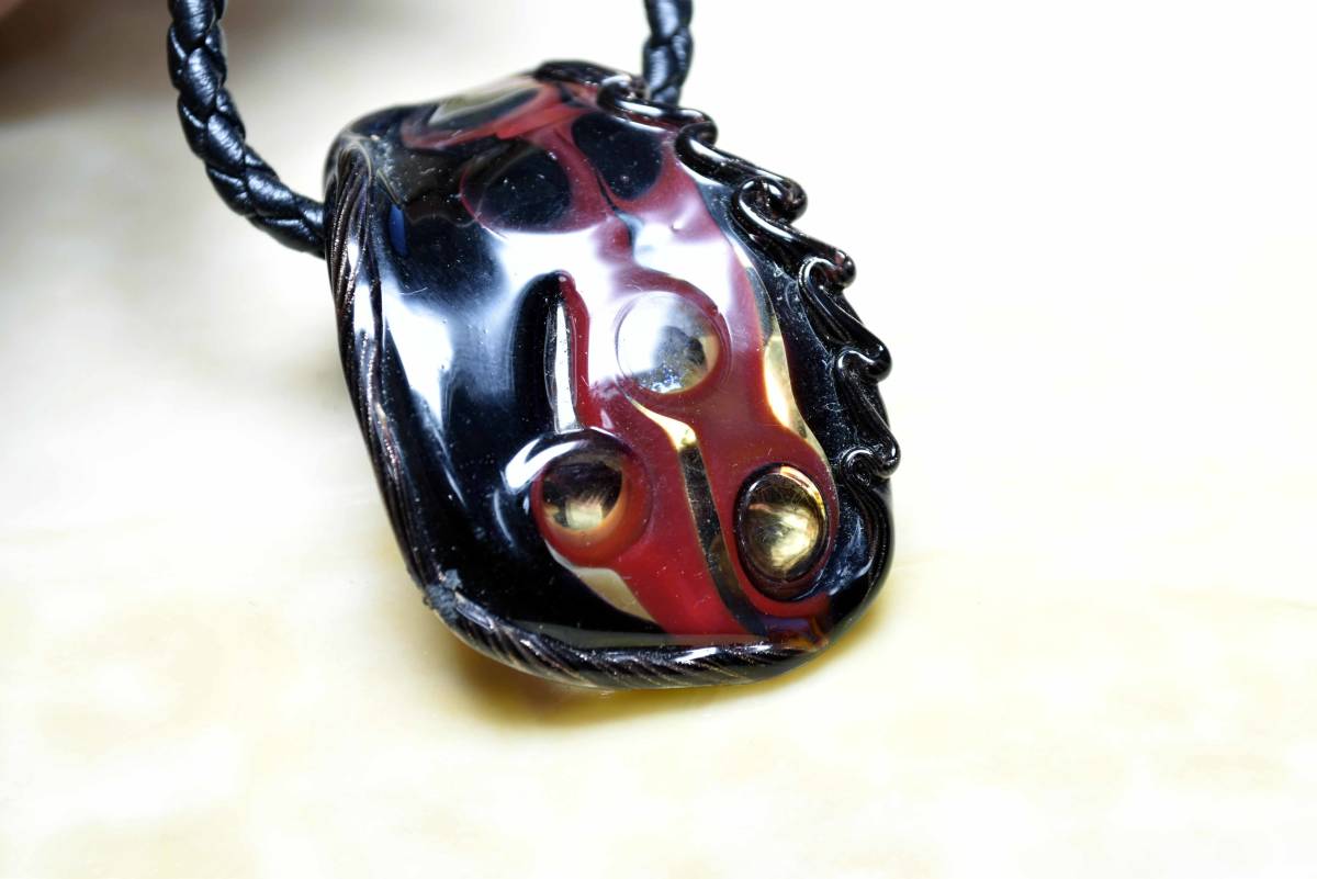 ガラス工芸家の創作した一点物のガラスのアクセサリー。トンボ玉 (y2536-476 ) glass accessory BEADS 蜻蛉玉 ペンダントトップ拍卖