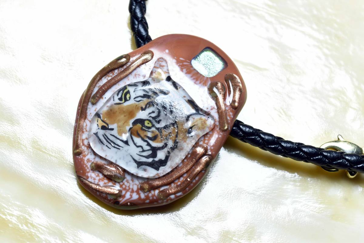 虎 tiger ガラス工芸家の創作した一点物のガラスのアクセサリー。トンボ玉 (y2571-476 ) glass accessory BEADS 蜻蛉玉 ペンダントトップ拍卖