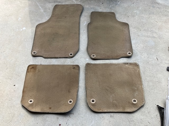 VWニュービートルカブリオレ1YAZJ★純正フロアマット4枚1台分セット★検9C系 9CAZJ9CAQY9CBFS9CAWU9CAXJ★部品取り車拍卖