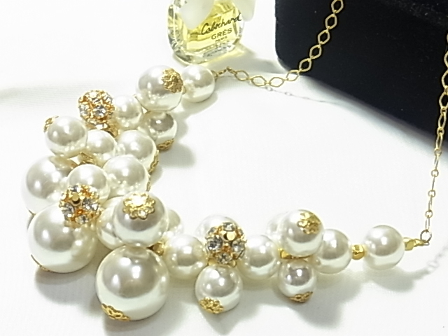 大中小のグラデーション プラスチックパールにラインストーンが輝くミラーボールのような形状ビジュー デートやパーティー ネックレス☆拍卖