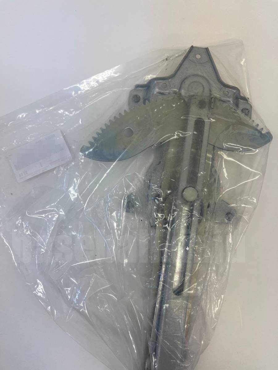 ■新品■送料無料 トヨタ純正 60系ランクル ランドクルーザー フロントドアウインドウレギュレーター 右側単品 R TOYOTA拍卖