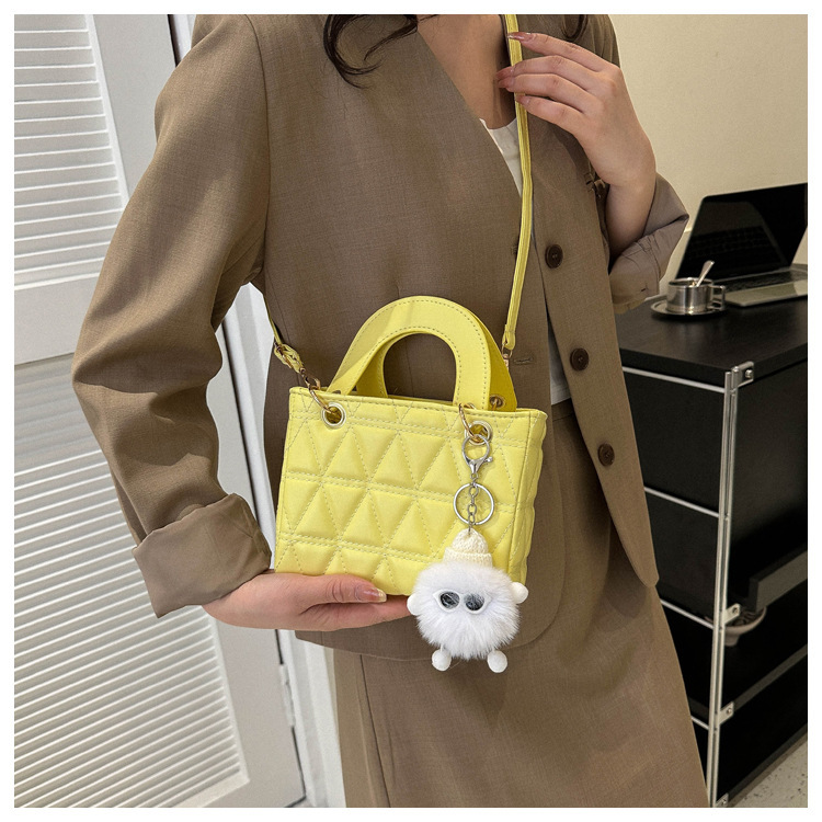 ミニショルダーバッグ レディース スクエア 斜め掛け シンプル おしゃれ 可愛い ぬいぐるみ キーホルダー付き 黄色 イエロー M539拍卖