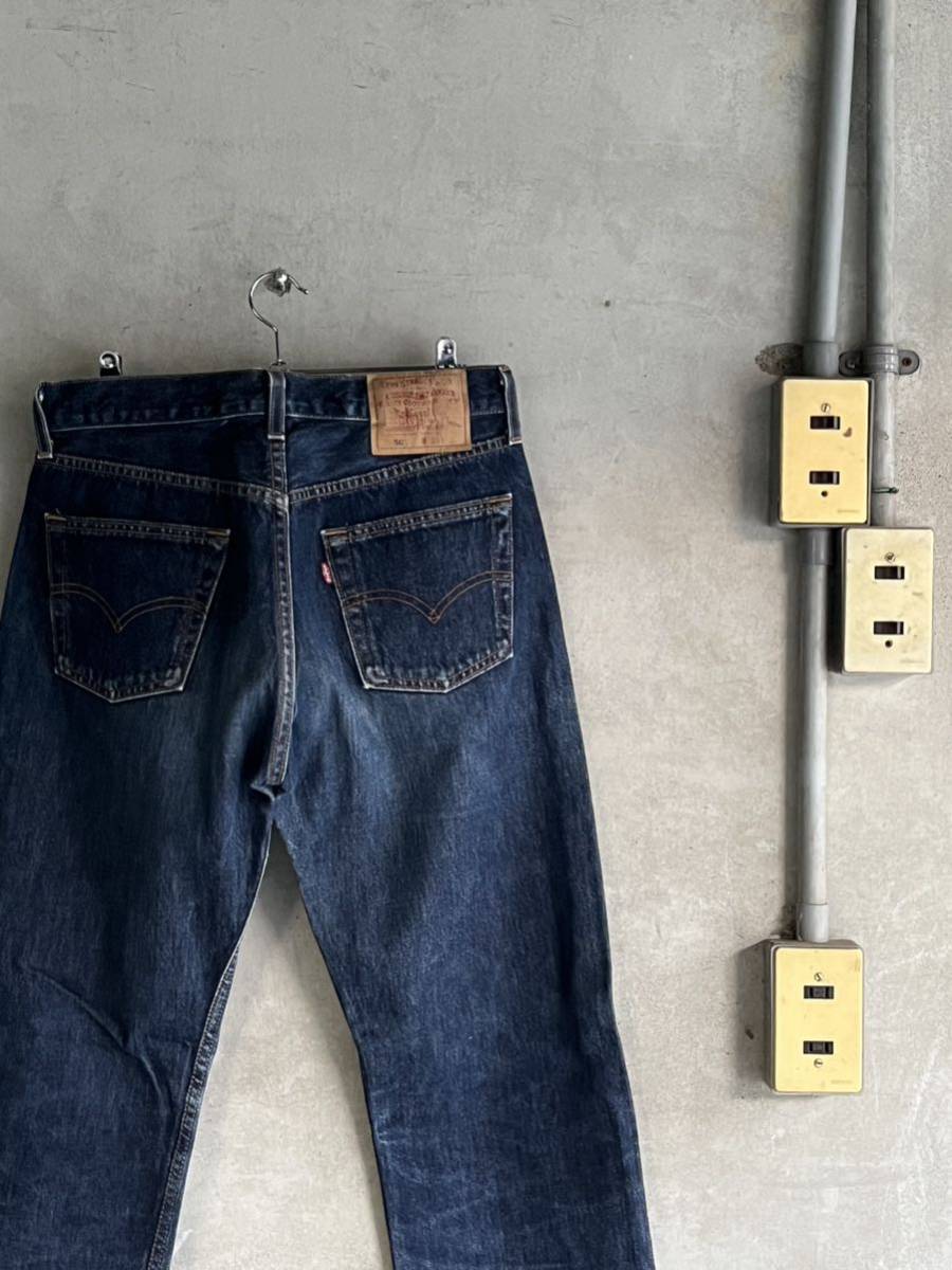 90s 90年代 97年 ビンテージ リーバイス 501 levis ストレート ヒゲ ハチノス 濃紺 デニム ジーンズ USA 古着 ボタン裏501 W30 レア 米国拍卖