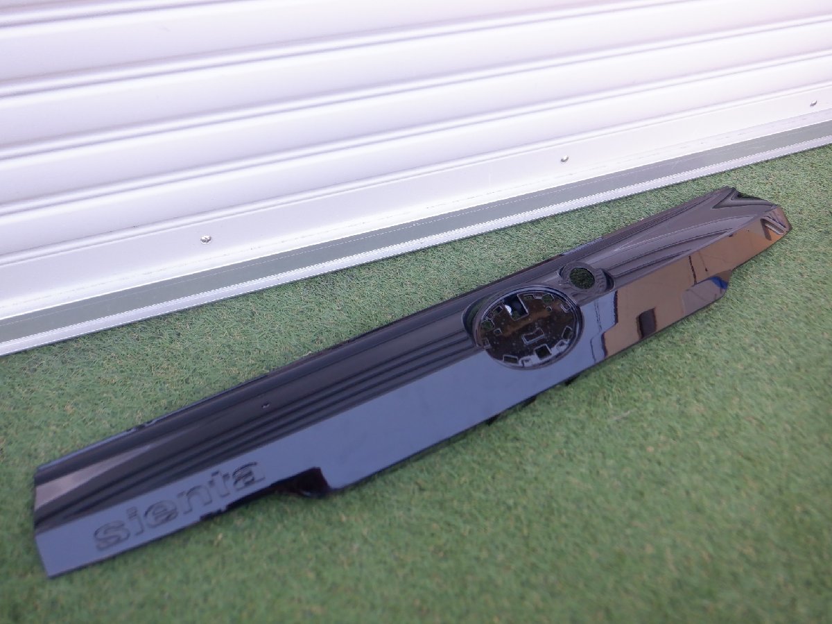 新車外し トヨタ純正 MXPC10G MXPL10G MXPL15G 10系 シエンタ バックドア リアゲート リア ガーニッシュ パネル 76801-52570 m-23-11-29拍卖