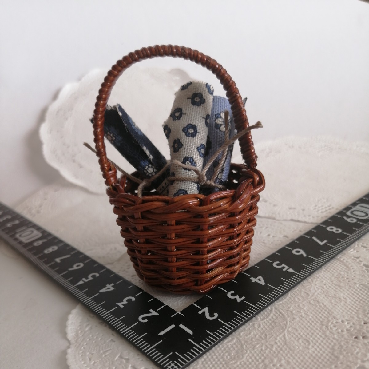 3r810b ドールハウス ミニチュア 藤 かご 籠 カゴ かごバッグ 布小物付き ドール用 momoko バービー ジェニー タミーちゃん 1/6ドール拍卖