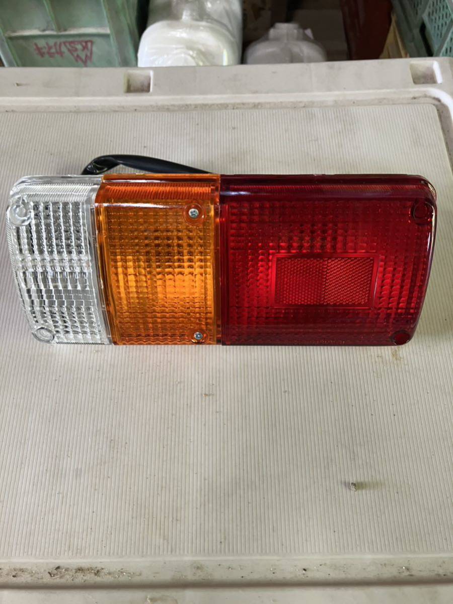 DS-0412 リアテールランプ12V 右側 マツダ E2500.E2700 76y〜 新品未使用品拍卖