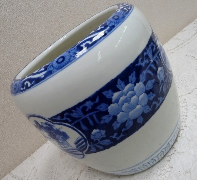 (☆BM)火鉢(1113-⑤)手あぶり火鉢 高さ27㎝ /5.2kg 染付 山水 花紋 菊 金魚鉢 めだか鉢 鉢入れ ポットカバー 陶器製 日本伝統工芸拍卖