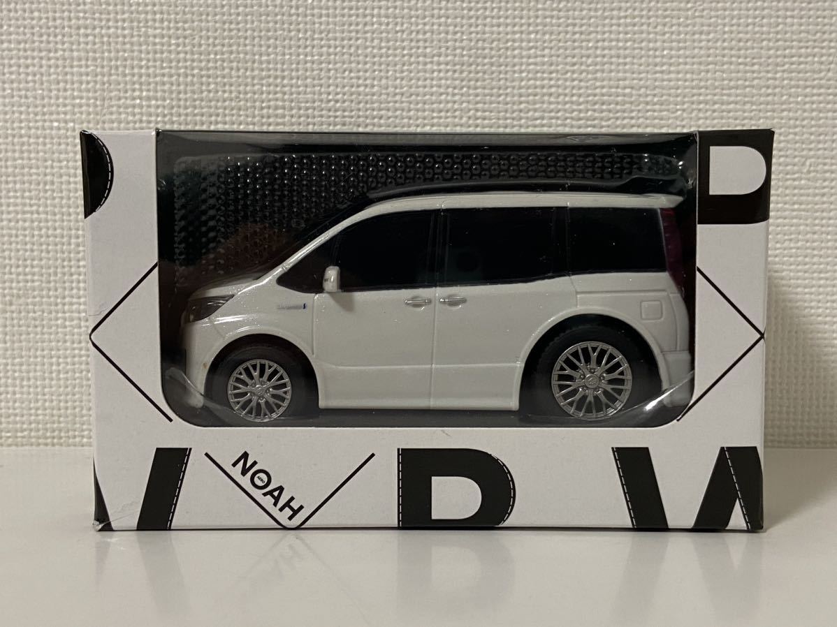トヨタ ノア ハイブリッドSi W×B ホワイトパールクリスタルシャイン TOYOTA NOAH HYBRID プルバックカー カラーサンプル拍卖