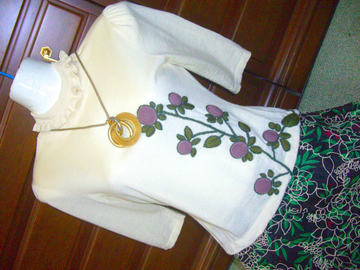 2、4万★シビラ★後ろ裾も花刺繍★薄手+肩タック★とろみセーター拍卖