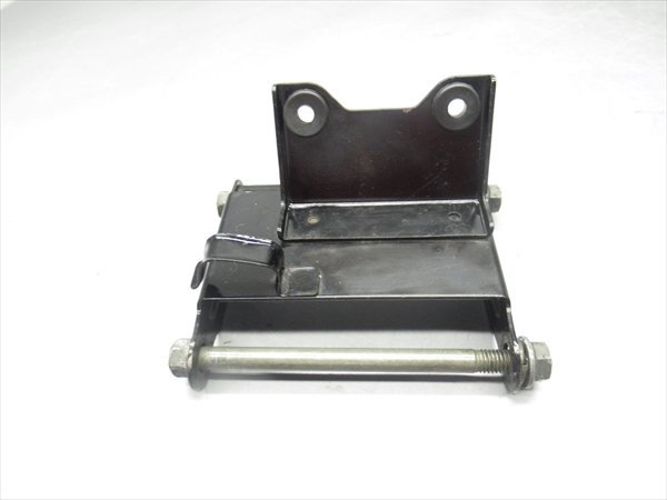 C2R5-1124 ヤマハ YB-1 Four エンジンハンガー マウント 純正品 【UA05J-006*** 2001年式 4stモデル 動画有】拍卖