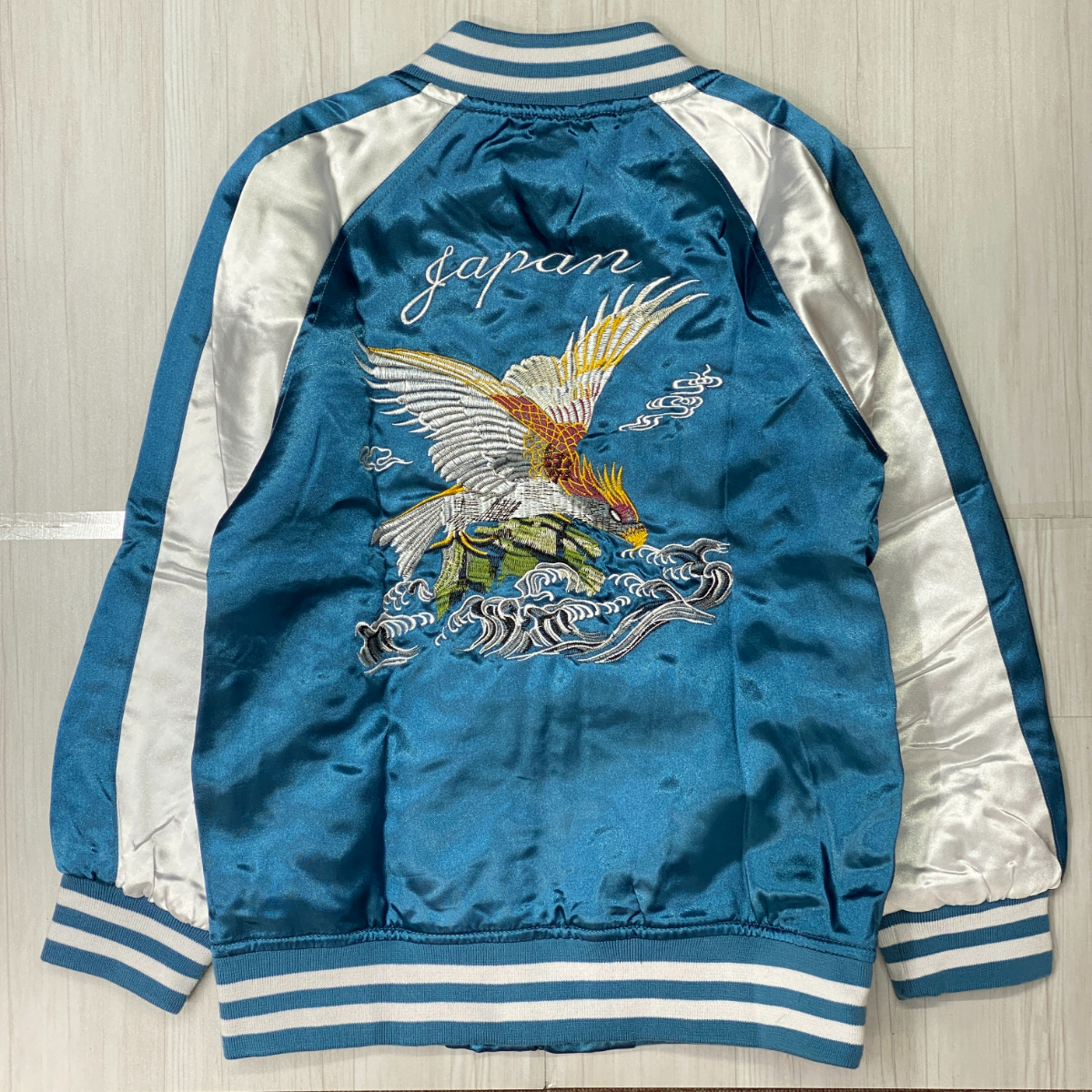 横須賀発祥 スカジャン 【130】 キッズ SUKAJAN 総刺繍 HAWK 鷹 ホーク 水色 中綿入り サテン地 キルティング 和柄 冬仕様 子ども用拍卖