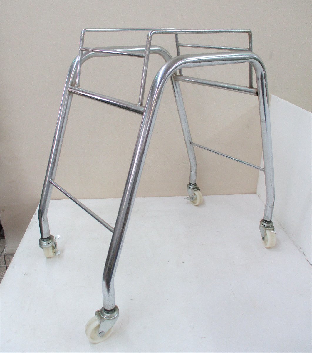 ★ 90841 置き台 キャスター付き 【 適用サイズ 22ⅹ26.5cm 】 スチール製 脚長 台車 カゴ 置台 箱 置き台 パチンコ備品 業務用 中古 ★*拍卖