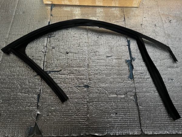 ボルボ VOLVO V40 T3 純正 右 R フロント F ドア ゴム モール ガラス ウィンドウ ウェザーストリップ No.2469拍卖