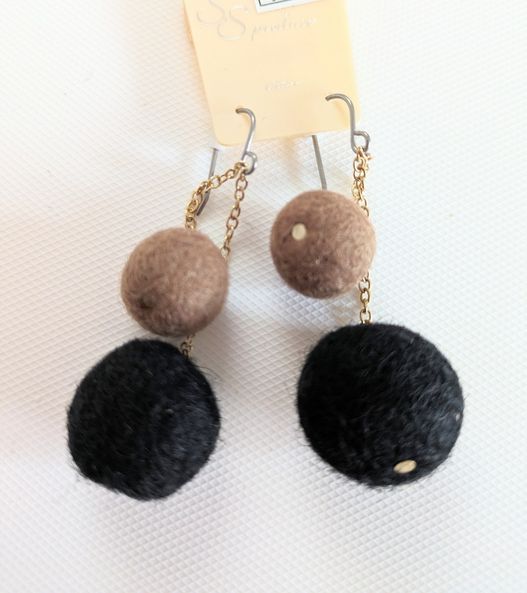 新品未使用 S.S ブラウン&ブラック ニット ボンボン チタン フックピアス拍卖