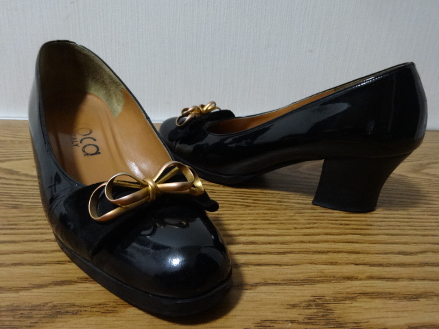 ●●美品 coca ITALY コカ イタリア 金の立体リボン付き エナメル 艶ブラック パンプスヒール ローファー 22.5cm 35.5 Sサイズ 黒拍卖