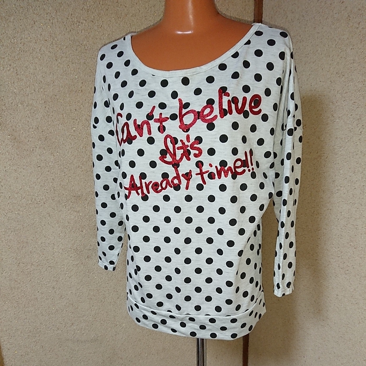 AQUA HISTORY レッドメタリック立体ロゴ&ドット柄ドルマンスリーブ・トップス M 水玉 赤ラメ ロゴTシャツ ガーリー アクアヒストリー拍卖