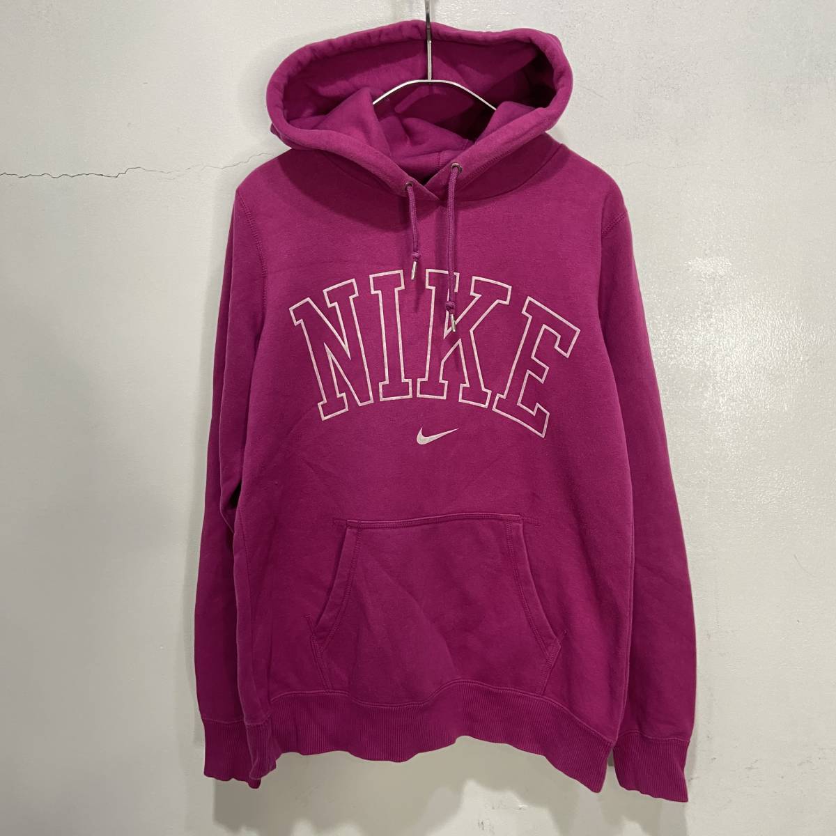 送料無料☆NIKE☆ナイキ☆フロッキーロゴスウェットパーカー☆スウォッシュロゴ☆フーディ☆パープル☆レディースM☆K23拍卖