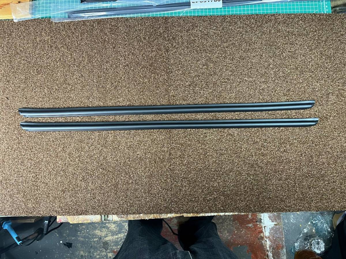 メルセデスベンツW201(190E)用フロントドアの水切りモール左右セット ⑤拍卖