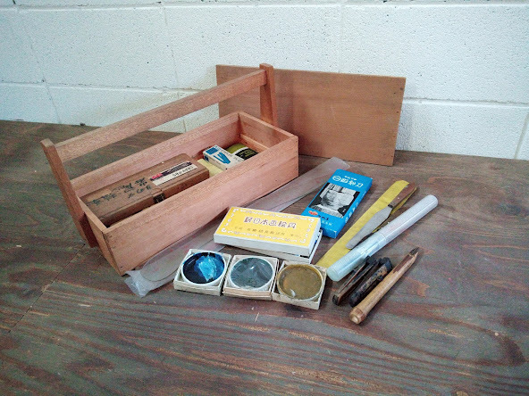 ◇レトロ画材セット/お道具箱 木製 木箱 画材箱 収納箱 絵筆 顔彩 鉛筆 パレット 定規 彫刻刀 現状品 中古品 拍卖