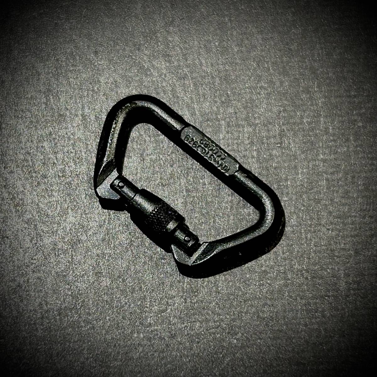 【値上げ予定】DAMTOYS製 模型 1/6 スケール 男性 女性 フィギュア用 装備 部品 カラビナ ブラック 黒 1個 (未使用拍卖