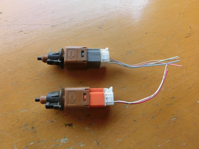 中期ノート ブレーキ スイッチ 2個 平成26年 DBA-E12 10.2万㎞ メダリスト 即決あり拍卖