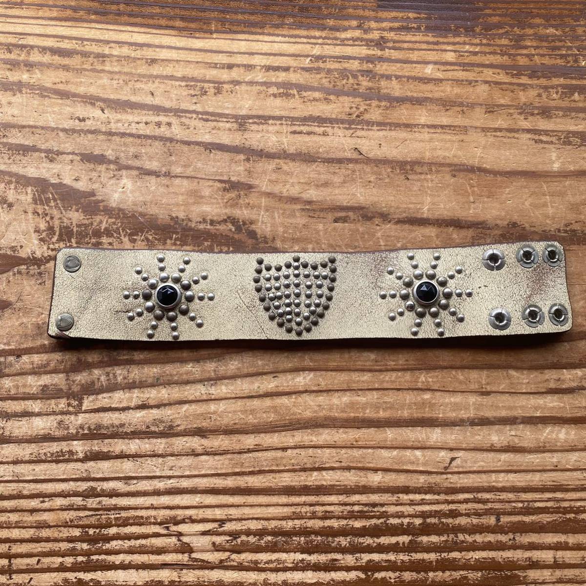 【HTC スタッズ レザー 牛革 ブレスレット ワイド バングル ベージュ ホワイト エイチティシー ハリウッドトレーディングカンパニー 希少】拍卖