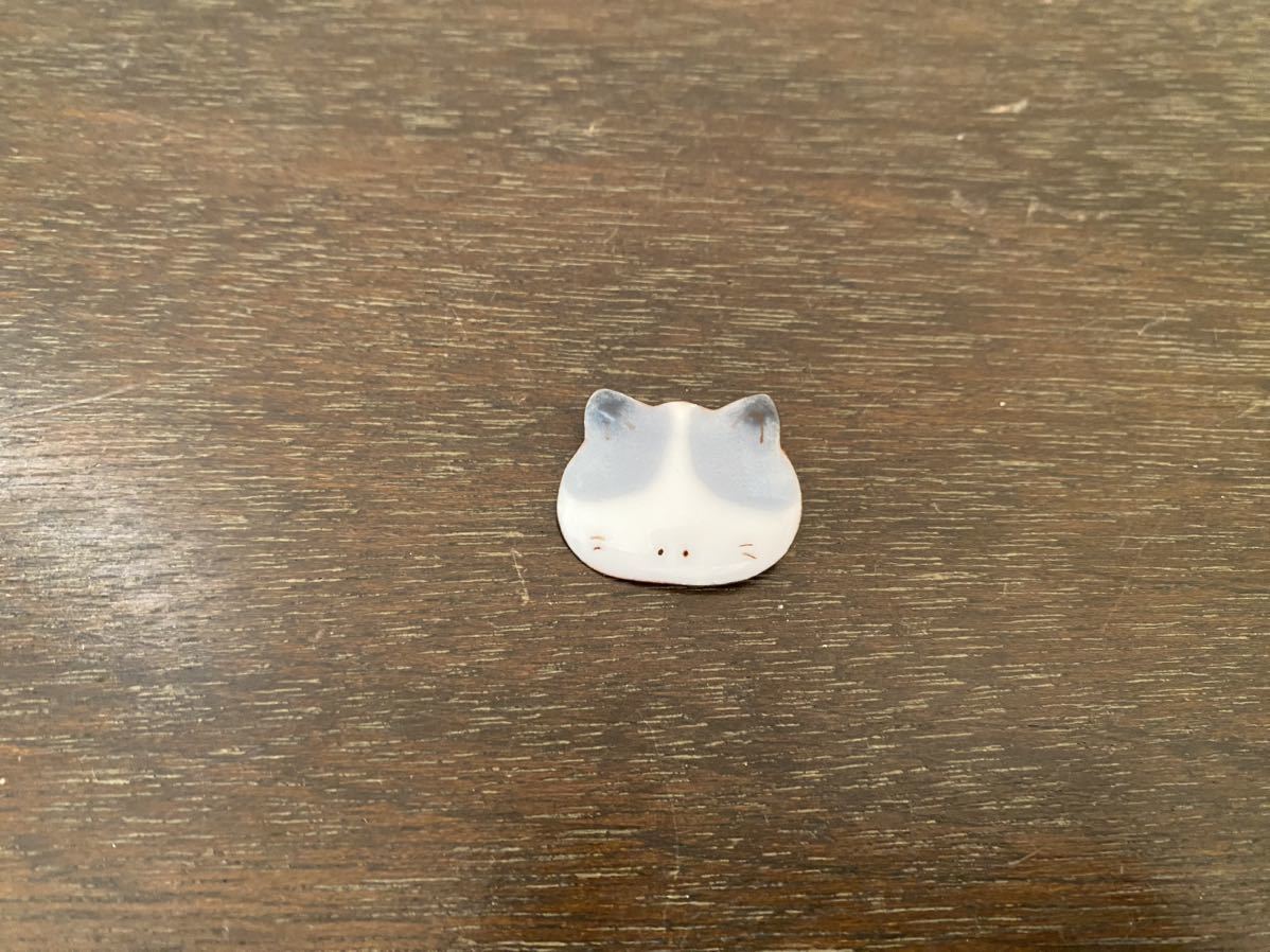 ピン ブローチ 猫 ねこ ハチワレ 信楽焼風 値下げ拍卖