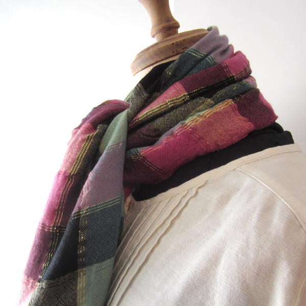 美品 薄手 金線の入ったチェック柄 正方形ストール スカーフ拍卖