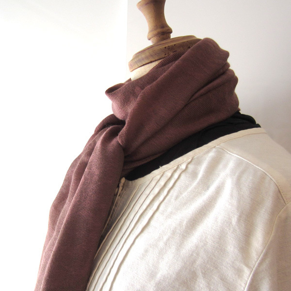 美品 薄く柄の入った薄手ストール あずき色拍卖