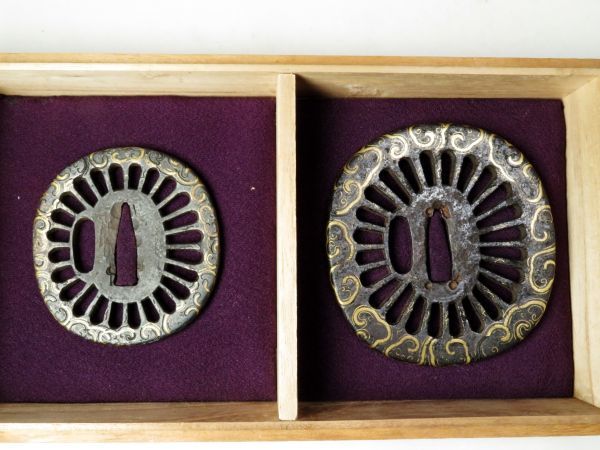 【6583】刀装具 当時 オリジナル(短刀・刀) 鉄地 透かし 象嵌入り 鍔 大小(初品・買取品)拍卖