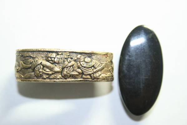 本歌時代物 逸品!合戦図高彫り金鍍金縁金 +現代製黒水牛角製柄頭・一見金無垢のような上質な金鍍金!拍卖