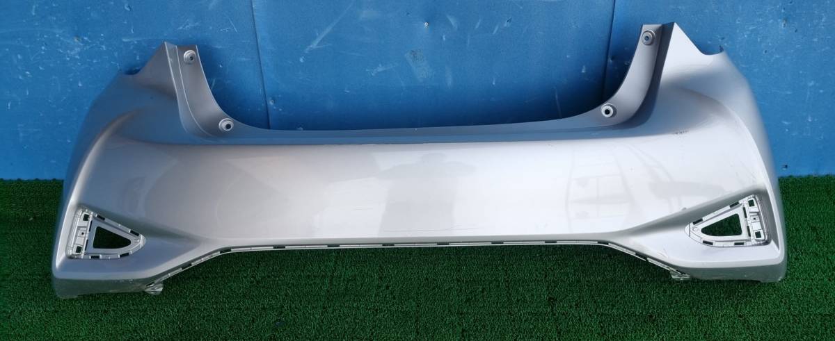 トヨタ ヴィッツ KSP130 リアバンパー (シルバー系)拍卖