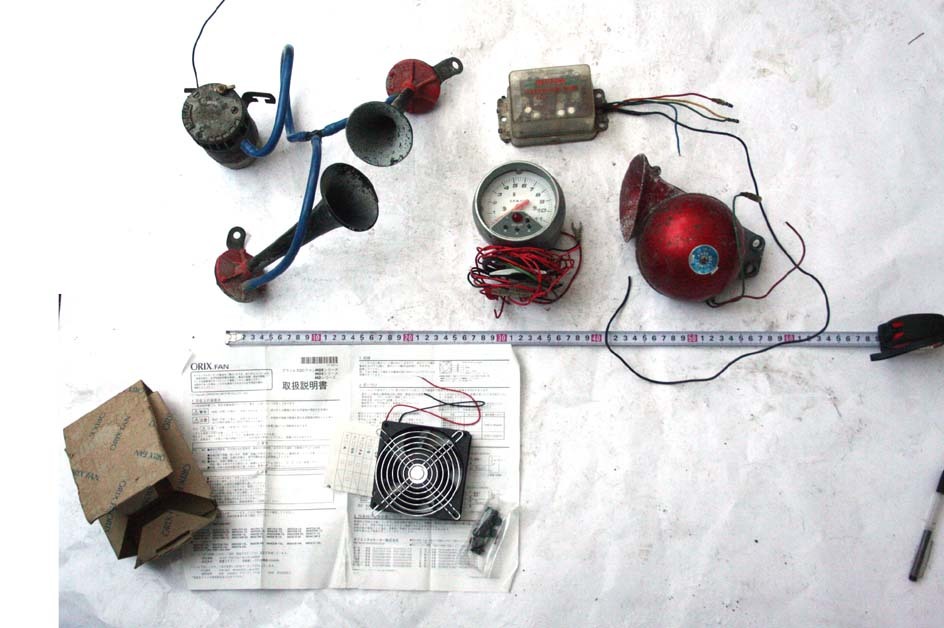 12Vエアホーン+オマケ多数一式 デコトラ日産セドリックサニトラグロリアチェリートヨタ1600GTコロナレビントレノマツダコスモインプレッサ拍卖