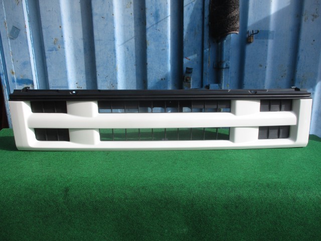 【051230】いすゞ・フォワード・FRR34S2・ラジエーターグリル・標準タイプ・ホワイト拍卖