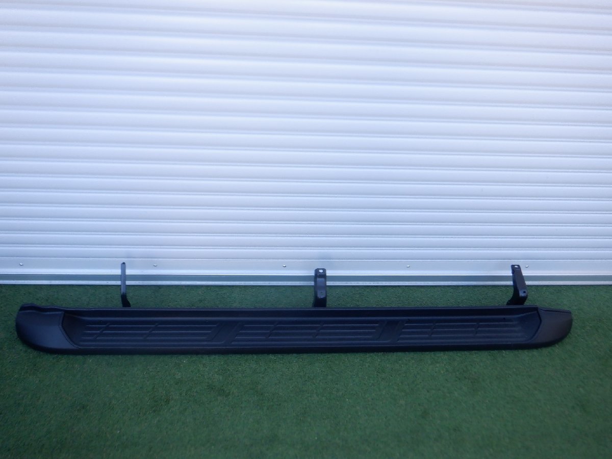 新車外し トヨタ純正 GUN125 ハイラックス 後期 サイドステップ ステップガード 右側 運転席 ステー付 51770-0K450 m-23-11-689拍卖
