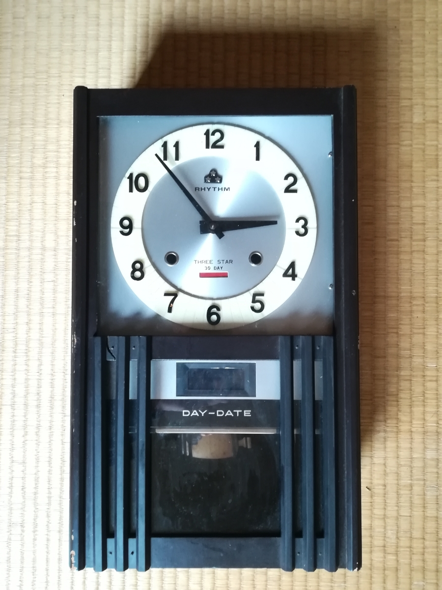RHYTHM(リズム時計工業) スリースター ゼンマイ式 昭和レトロな雰囲気が魅力的な掛け時計(振り子時計、柱時計) ジャンク品広島拍卖