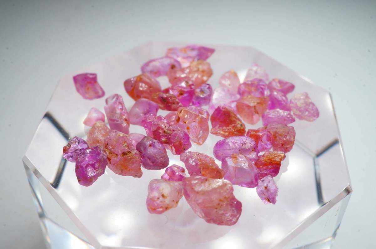 【特別価格!早い者勝ち】30年前の未使用在庫品!ミャンマー産【ルビーさざれ原石】透明度あり!10.2ct / 2.0g拍卖