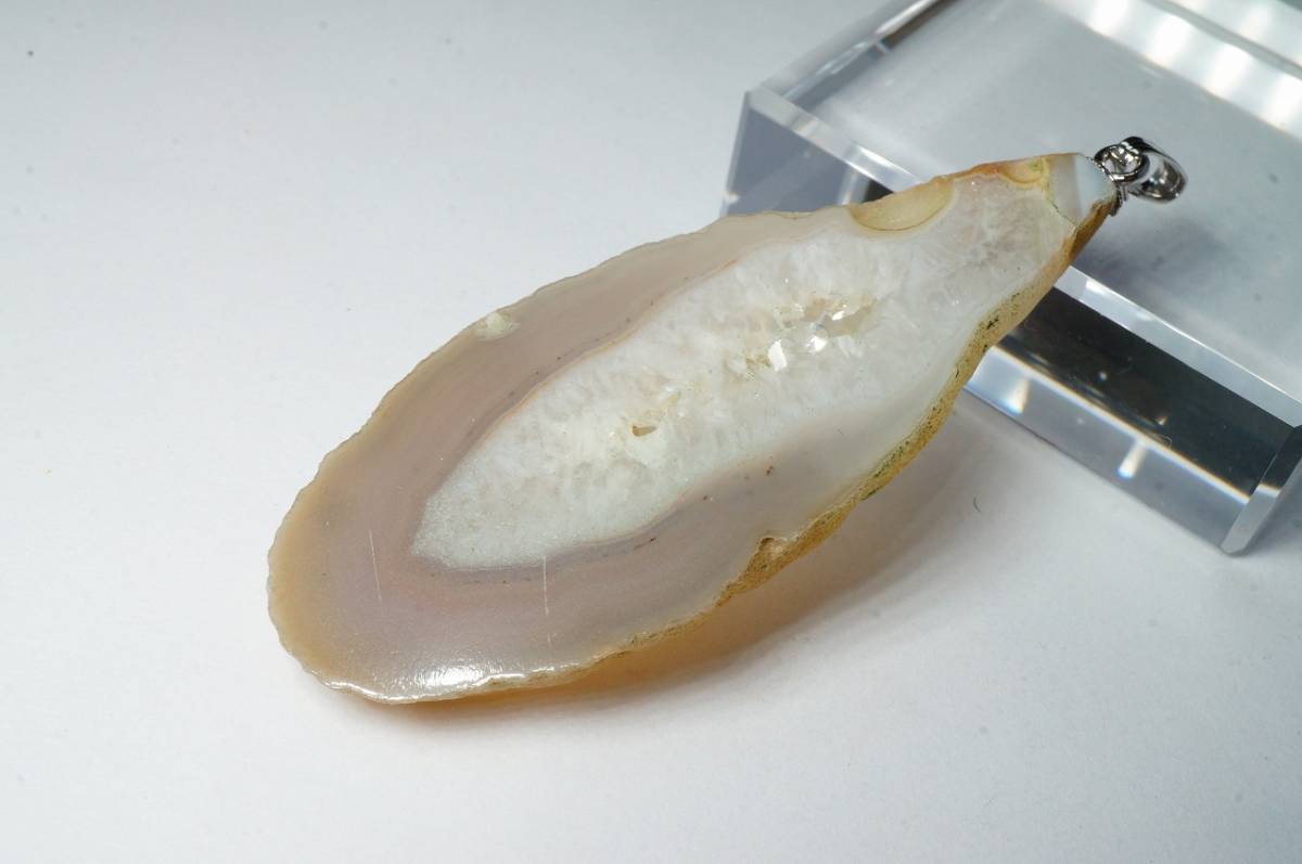 30年前の希少在庫!アゲートジオード・ドーム水晶、石英クラスターが神秘的(メノウ・瑪瑙)原石ペンダント11.8g拍卖